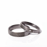 Tantal vielsesringe med fingeraftryk og diamant