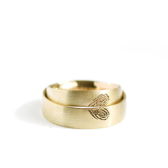 Vielsesringe med hjerte fingeraftryk